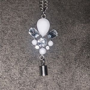 NWOT silver/white pendant necklace